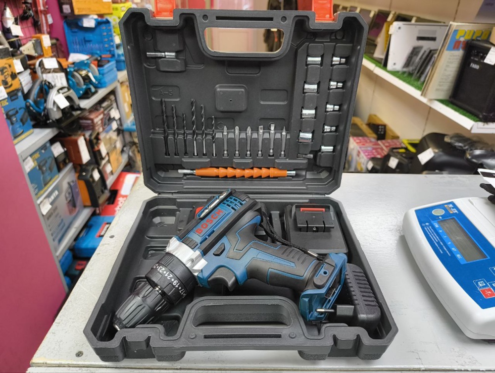 Шуруповерт Bosch c Набором