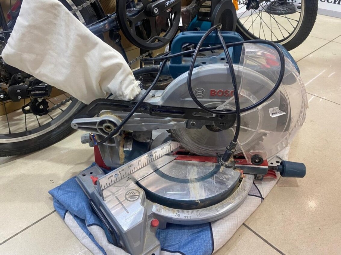 Торцовочная пила Bosh GCM 216 3601 M33000